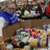 Una voluntaria del Banco de Alimentos colocando los alimentos donados por los clientes de un supermercado