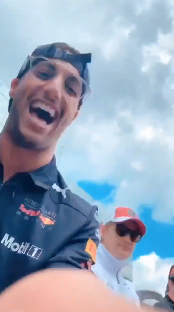 Ricciardo 'hackea' la cuenta de Mercedes y el CM le acaba ofreciendo trabajo a Fernando Alonso Ricciardo 'hackea' la cuenta de Mercedes y el CM le acaba ofreciendo trabajo a Fernando Alonso