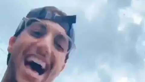 Ricciardo 'roba' el móvil al CM de Mercedes Ricciardo 'roba' el móvil al CM de Mercedes