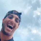 Ricciardo 'roba' el móvil al CM de Mercedes Ricciardo 'roba' el móvil al CM de Mercedes