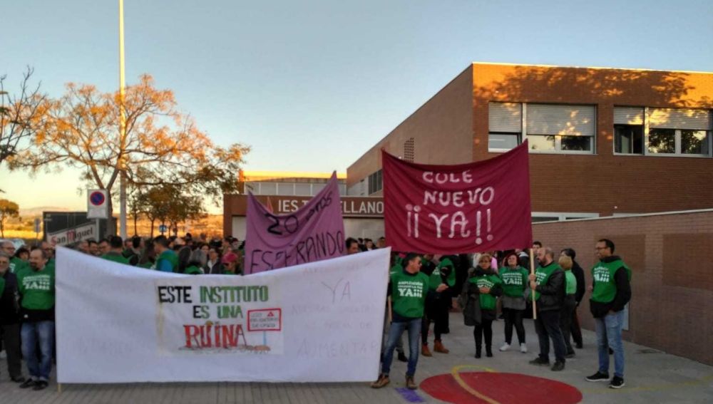 Concentración de padres en el instituto de Torrellano de Elche