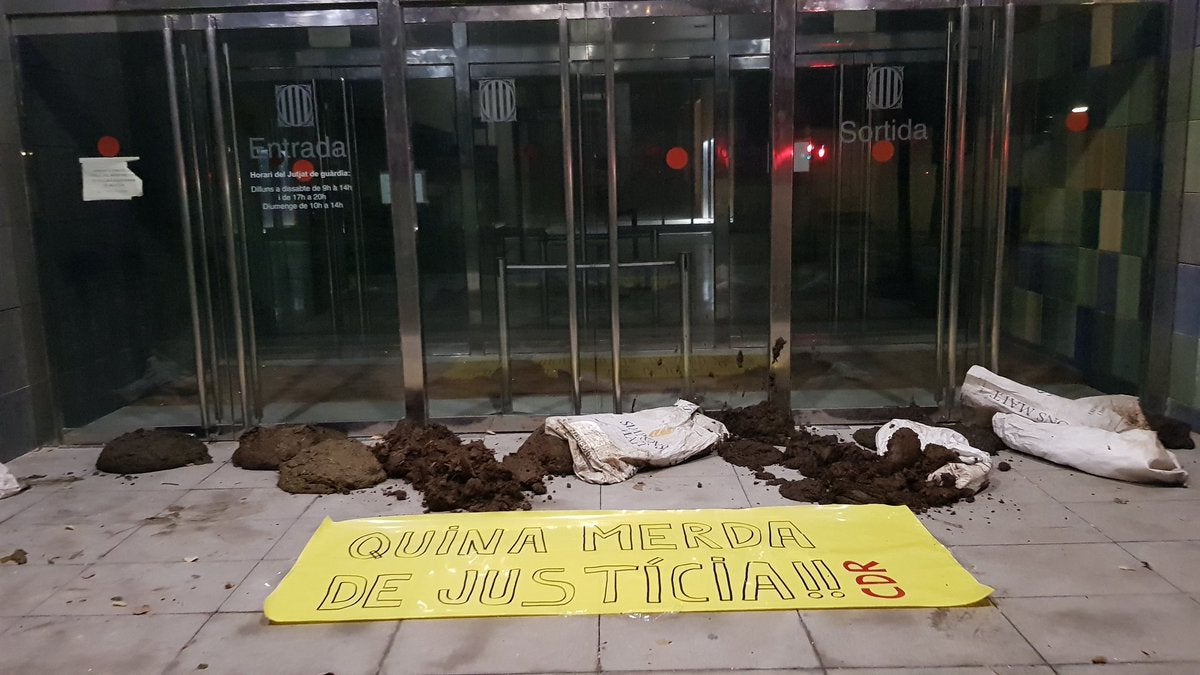 Los CDR vierten excrementos a las puertas de varios juzgados catalanes Los CDR vierten excrementos a las puertas de varios juzgados catalanes
