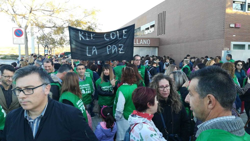 Concentración de padres en el instituto de Torrellano