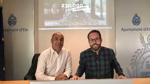 El delegado de Urbaser y el concejal de Limpieza de Elche en el Ayuntamiento El delegado de Urbaser y el concejal de Limpieza de Elche en el Ayuntamiento