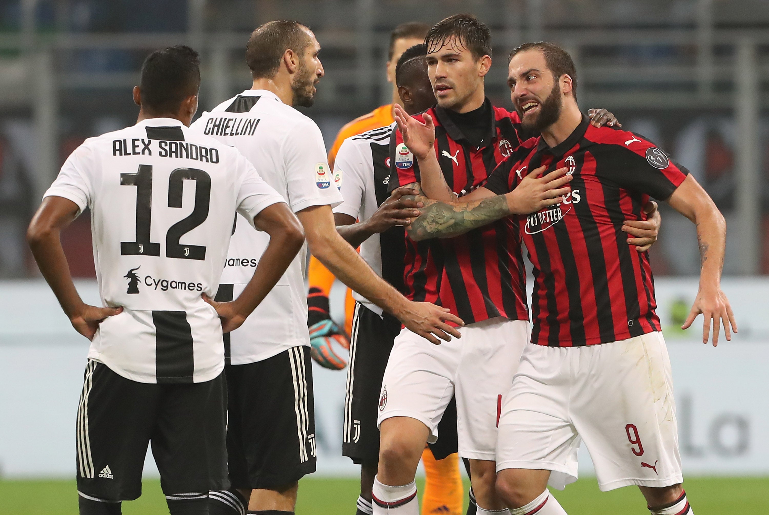 Higuaín pierde los papeles, acaba expulsado y pide perdón: "Algunos lo entenderán, otros no" Higuaín pierde los papeles, acaba expulsado y pide perdón: "Algunos lo entenderán, otros no"