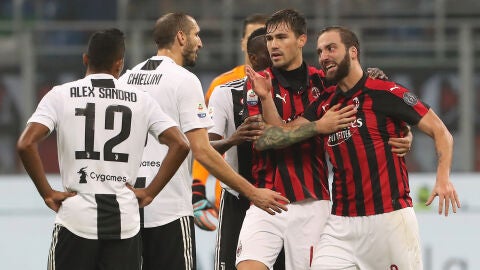 Higua&iacute;n expulsado del Mil&aacute;n - Juventus tras una doble amarilla directa