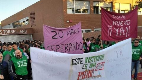 Padres de alumnos del instituto de Torrellano de Elche concentrados 