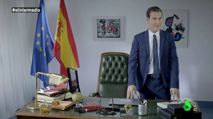 La imitación de Joaquín Reyes a Pedro Sánchez: "Soy presidente de España y Míster Tetuán 1996" La imitación de Joaquín Reyes a Pedro Sánchez: "Soy presidente de España y Míster Tetuán 1996"