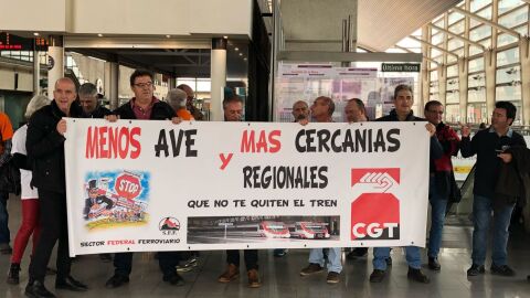 El sindicato CGT protesta ante la presencia del ministro de Fomento, Jos&eacute; Luis &Aacute;balos.