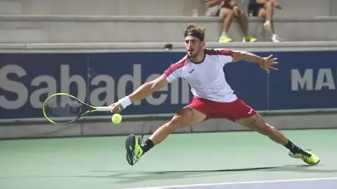 El tenista ilicitano Mario Vilella tuvo un papel destacado en el Uruguay Open Internacional y avanza en Buenos Aires. TENIS