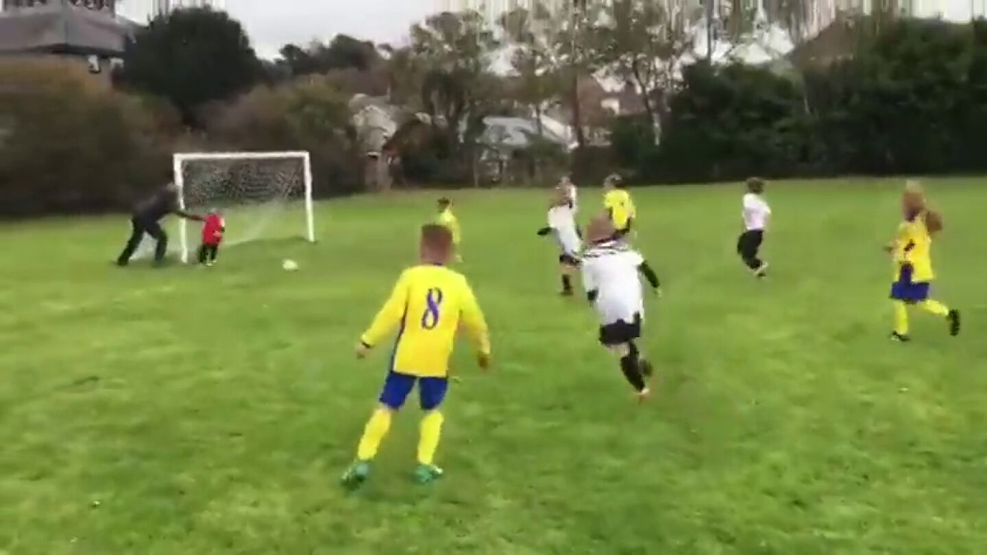 'El padre del año': empuja a su hijo de 6 años para que pare un balón en pleno partido
