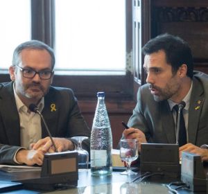 El presidente de la cámara catalana, Roger Torrent (dcha) junto al vicepresidente primero, Josep Costa (i) durante una reunión de la Mesa del Parlament. El presidente de la cámara catalana, Roger Torrent (dcha) junto al vicepresidente primero, Josep Costa (i) durante una reunión de la Mesa del Parlament.