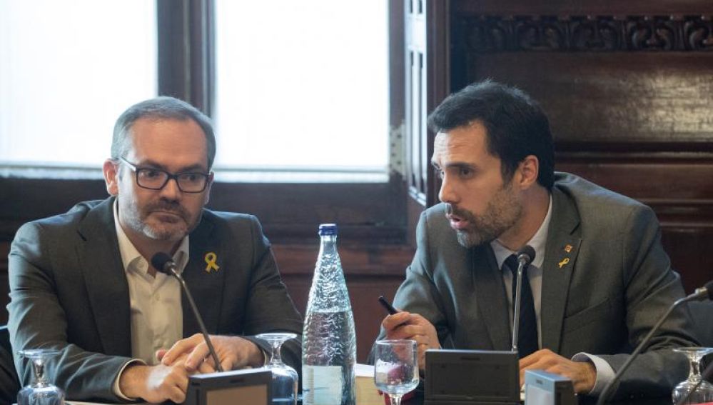 El presidente de la cámara catalana, Roger Torrent (dcha) junto al vicepresidente primero, Josep Costa (i) durante una reunión de la Mesa del Parlament.