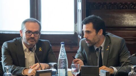 El presidente de la c&aacute;mara catalana, Roger Torrent (dcha) junto al vicepresidente primero, Josep Costa (i) durante una reuni&oacute;n de la Mesa del Parlament.