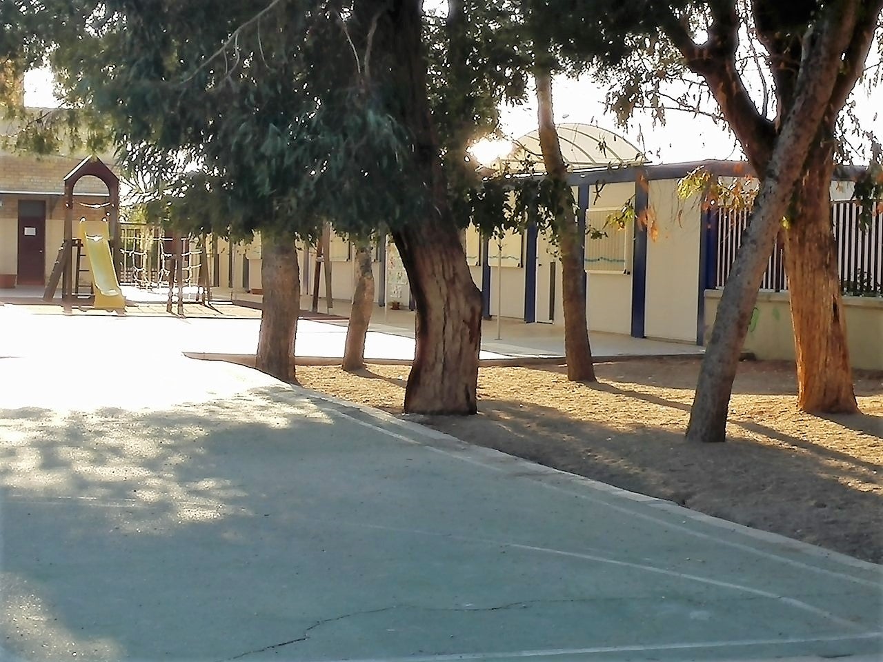 "Movilizarnos es el último recurso que nos han dejado a los padres para pedir que la consellería resuelva el problema de los barracones" "Movilizarnos es el último recurso que nos han dejado a los padres para pedir que la consellería resuelva el problema de los barracones"