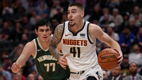 Juancho Hernang&oacute;mez entra a canasta ante los Bucks