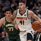 Juancho Hernangómez entra a canasta ante los Bucks Juancho Hernangómez entra a canasta ante los Bucks