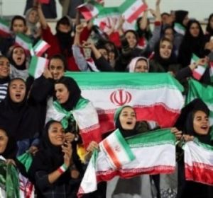 Mujeres iraníes en un campo de fútbol Mujeres iraníes en un campo de fútbol