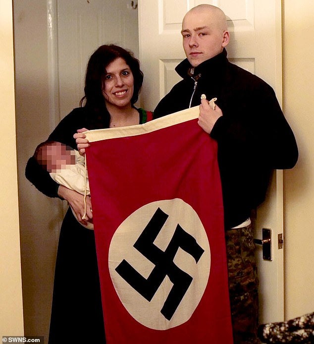 Condenada por pertenencia a un grupo neonazi ilegal una pareja que llamó a su hijo Adolf Hitler Condenada por pertenencia a un grupo neonazi ilegal una pareja que llamó a su hijo Adolf Hitler