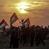 Varios palestinos ondean sus banderas durante enfrentamientos con soldados israelíes en la Franja de Gaza Varios palestinos ondean sus banderas durante enfrentamientos con soldados israelíes en la Franja de Gaza