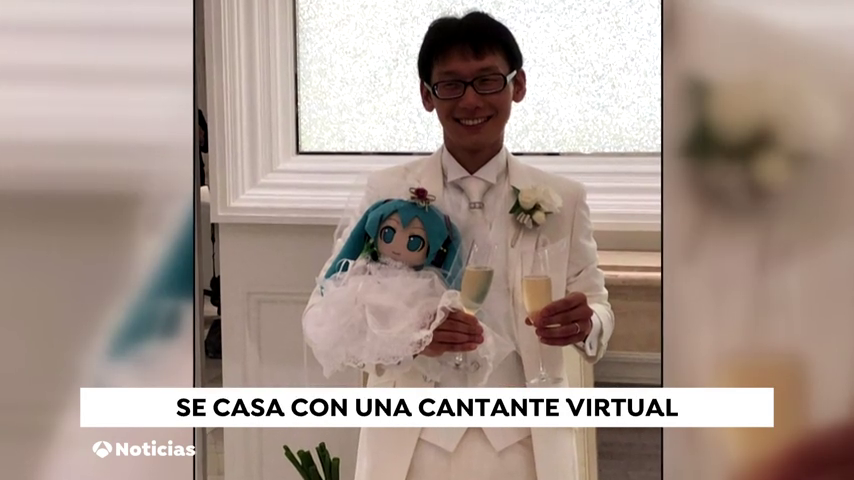 Un japonés se casa con el holograma de una cantante pop virtual Un japonés se casa con el holograma de una cantante pop virtual