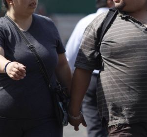 Dos personas con obesidad Dos personas con obesidad