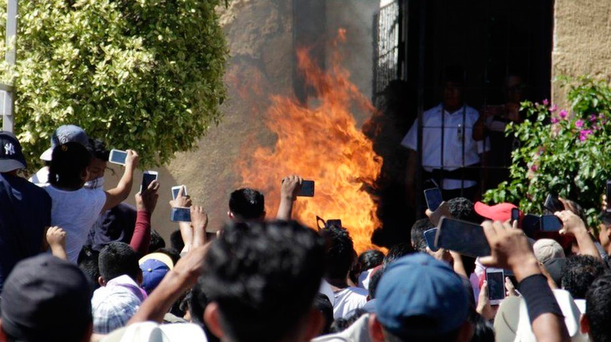 Queman vivas a dos personas por un bulo difundido por Whastapp Queman vivas a dos personas por un bulo difundido por Whastapp