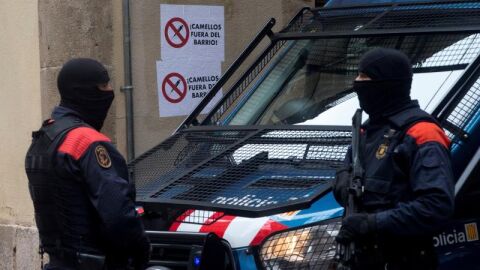 Dos Mossos d&#39;Esquadra durante otra operación 