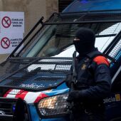 Dos Mossos d'Esquadra durante otra operación 
