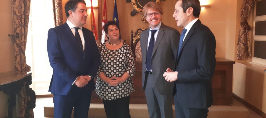 La alcaldesa, junto al concejal Jesús García, el exconcejal José Bayón, junto con el representante de INDRA. La alcaldesa, junto al concejal Jesús García, el exconcejal José Bayón, junto con el representante de INDRA.