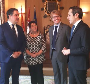 La alcaldesa, junto al concejal Jesús García, el exconcejal José Bayón, junto con el representante de INDRA. La alcaldesa, junto al concejal Jesús García, el exconcejal José Bayón, junto con el representante de INDRA.