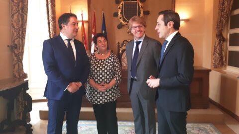 La alcaldesa, junto al concejal Jes&uacute;s Garc&iacute;a, el exconcejal Jos&eacute; Bay&oacute;n, junto con el representante de INDRA.