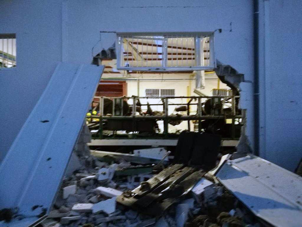 La explosión de una máquina en una fábrica de Crevillent causa cuatro heridos, dos de ellos de gravedad La explosión de una máquina en una fábrica de Crevillent causa cuatro heridos, dos de ellos de gravedad