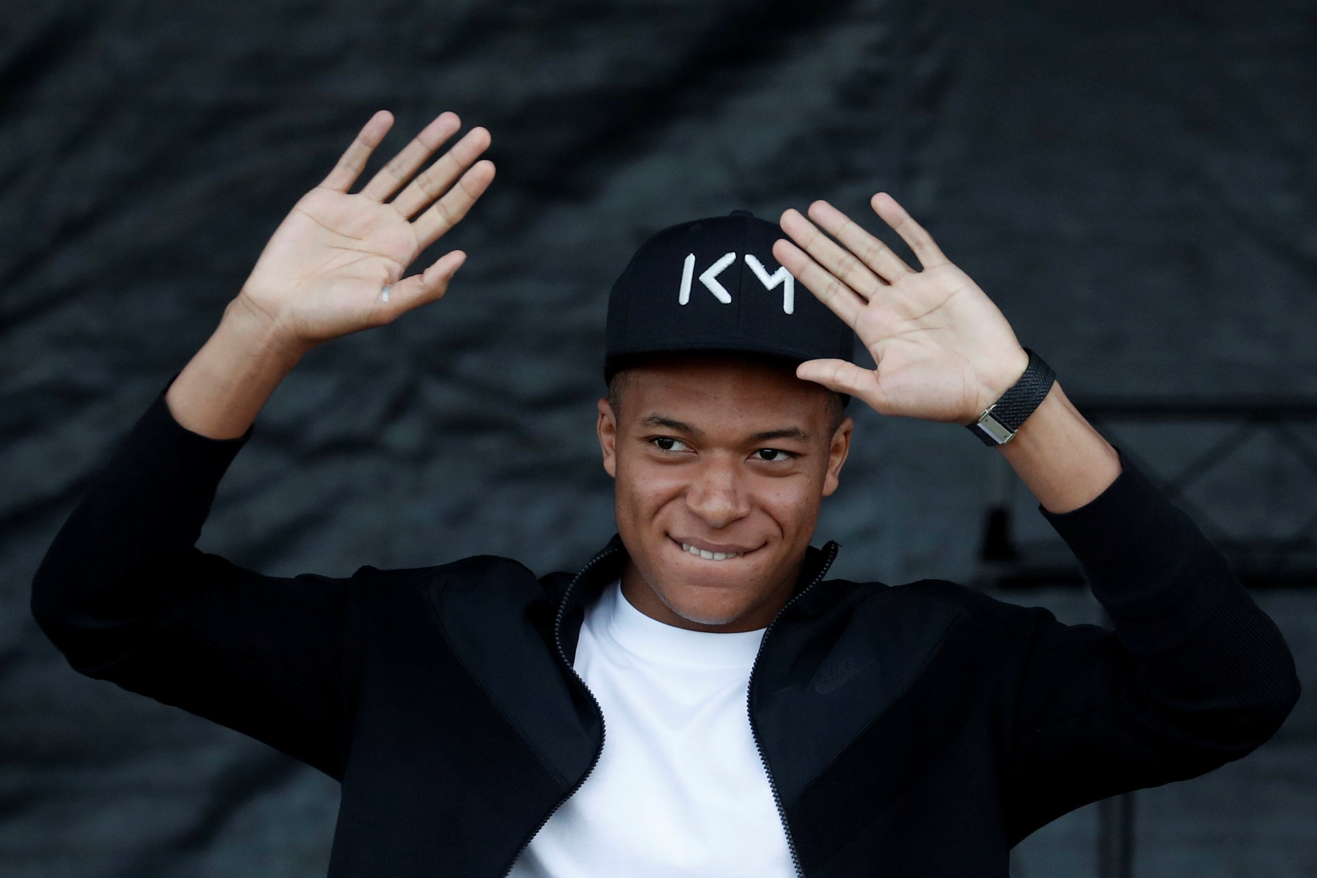 Mbappé: "La cantidad de dinero que se mueve en el fútbol es indecente, vengo de una familia modesta" Mbappé: "La cantidad de dinero que se mueve en el fútbol es indecente, vengo de una familia modesta"