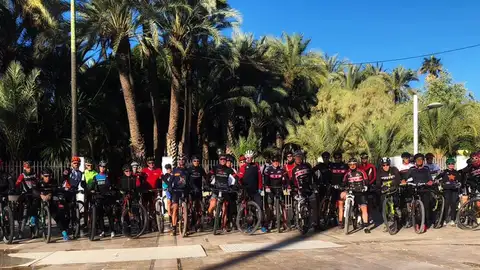 Deportistas ilicitanos en el reconocimiento del circuito del Duatlón Ciudad de Elche. DUATLÓN