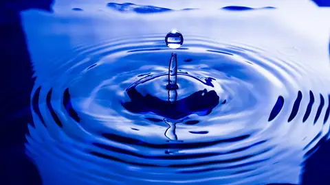 Las propiedades electricas del agua cambian en el nanomundo Las propiedades electricas del agua cambian en el nanomundo