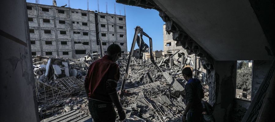 Un par de palestinos caminan entre los escombros en Gaza Un par de palestinos caminan entre los escombros en Gaza