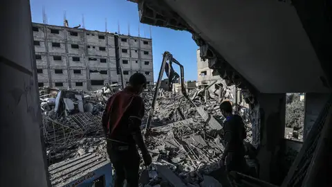 Un par de palestinos caminan entre los escombros en Gaza Un par de palestinos caminan entre los escombros en Gaza