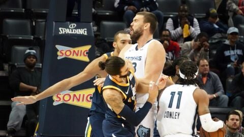Ricky Rubio choca contra Marc Gasol
