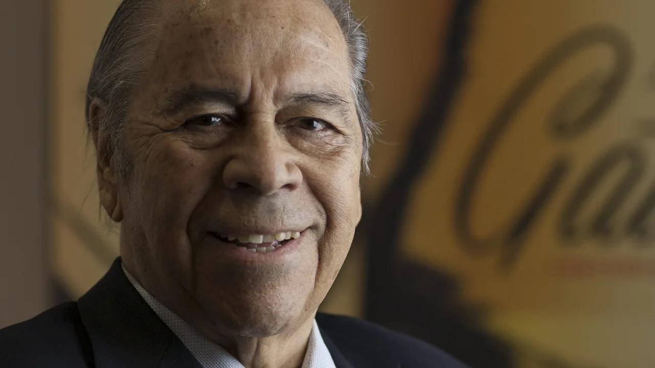 El legendario cantante de boleros Lucho Gatica