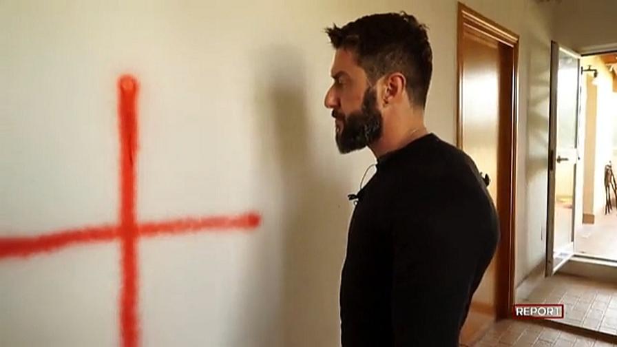 Esparcen gasolina y pintan la casa del periodista que investigó la relación entre la Juventus y la mafia: "Me ha salvado mi perro" Esparcen gasolina y pintan la casa del periodista que investigó la relación entre la Juventus y la mafia: "Me ha salvado mi perro"
