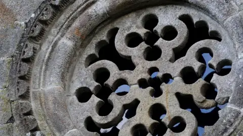 Imaxe de parte do Mosteiro de Carboeiro Gente Viajera de Galica-Novembro "Mes do Deza"