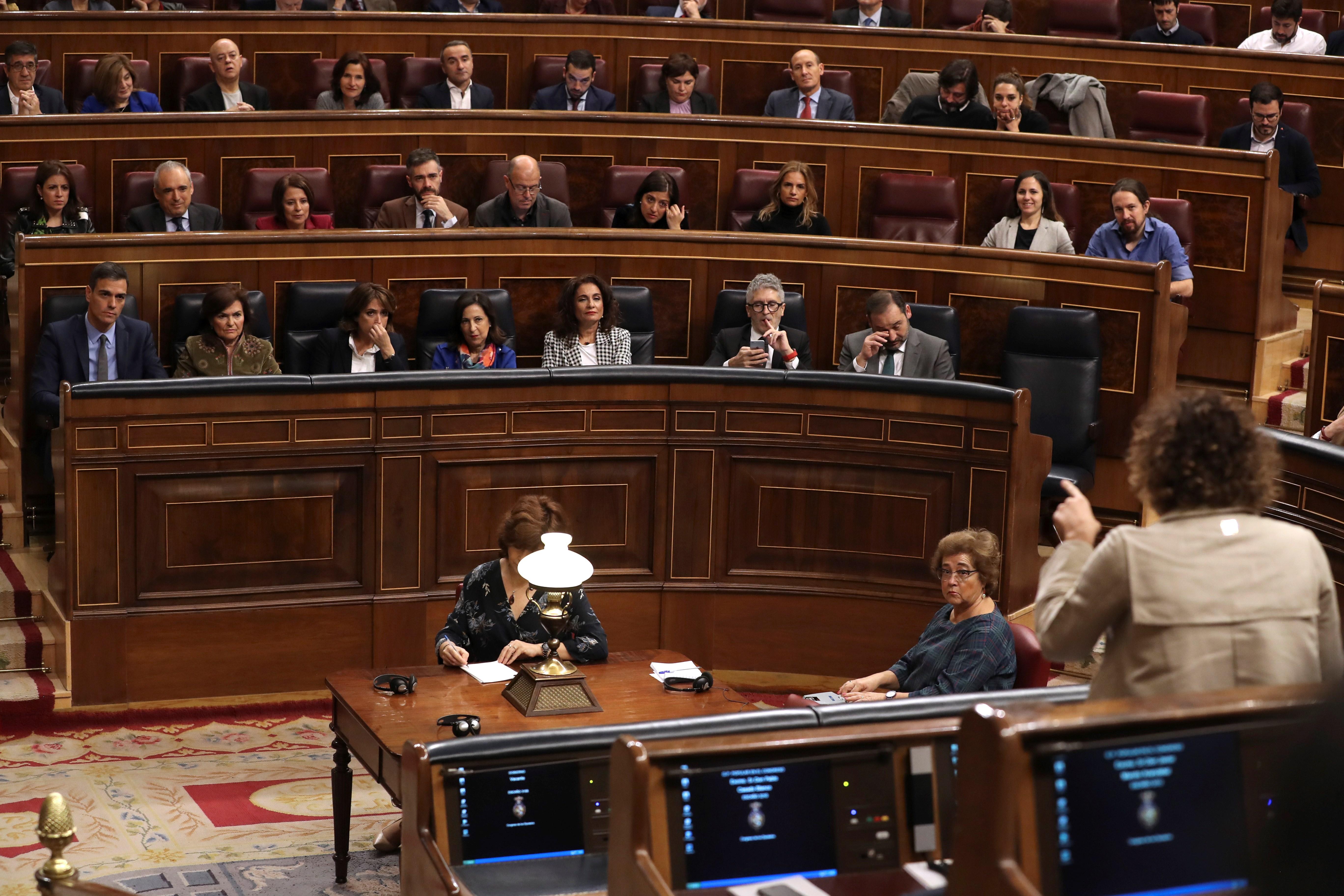 Personas Físicas: "El cruce entre Dolors Montserrat y Carmen Calvo es espectacular" Personas Físicas: "El cruce entre Dolors Montserrat y Carmen Calvo es espectacular"