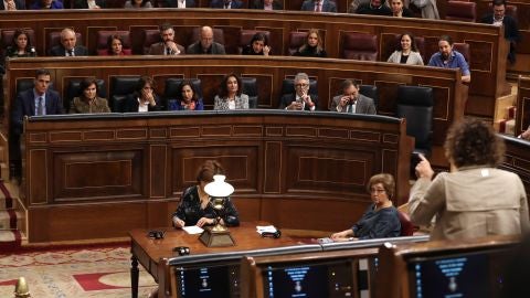 Dolors Montserrat se dirige a Carmen Calvo