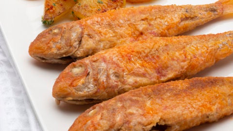 Karlos Argui&ntilde;ano en tu cocina: Salmonetes con patatas (Programa 1646)