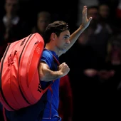 Roger Federer se despide de los aficionados tras un partido Roger Federer se despide de los aficionados tras un partido