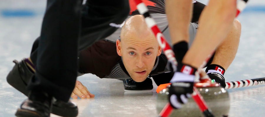Ryan Fry, en acción en una competición de curling Ryan Fry, en acción en una competición de curling