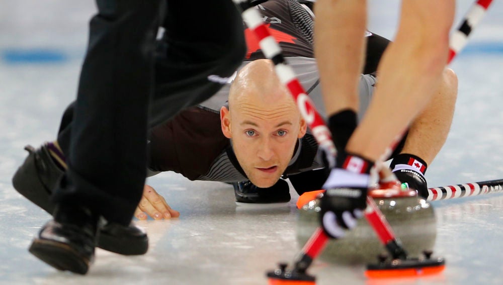 Ryan Fry, en acción en una competición de curling