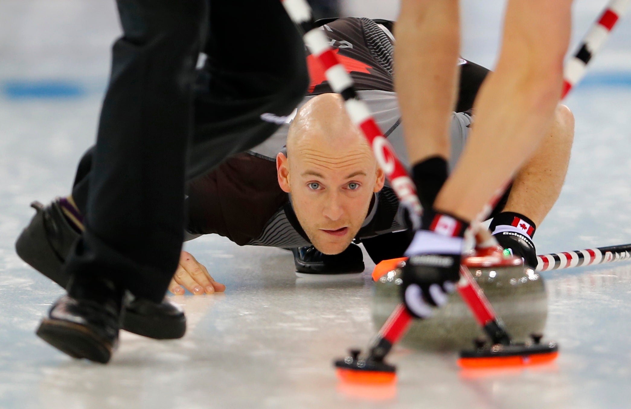 Un campeón olímpico de curling y su equipo, expulsados de un evento en Canadá por estar "extremadamente borrachos, romper escobas e insultar" Un campeón olímpico de curling y su equipo, expulsados de un evento en Canadá por estar "extremadamente borrachos, romper escobas e insultar"