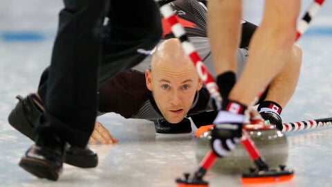 Ryan Fry, en acci&oacute;n en una competici&oacute;n de curling